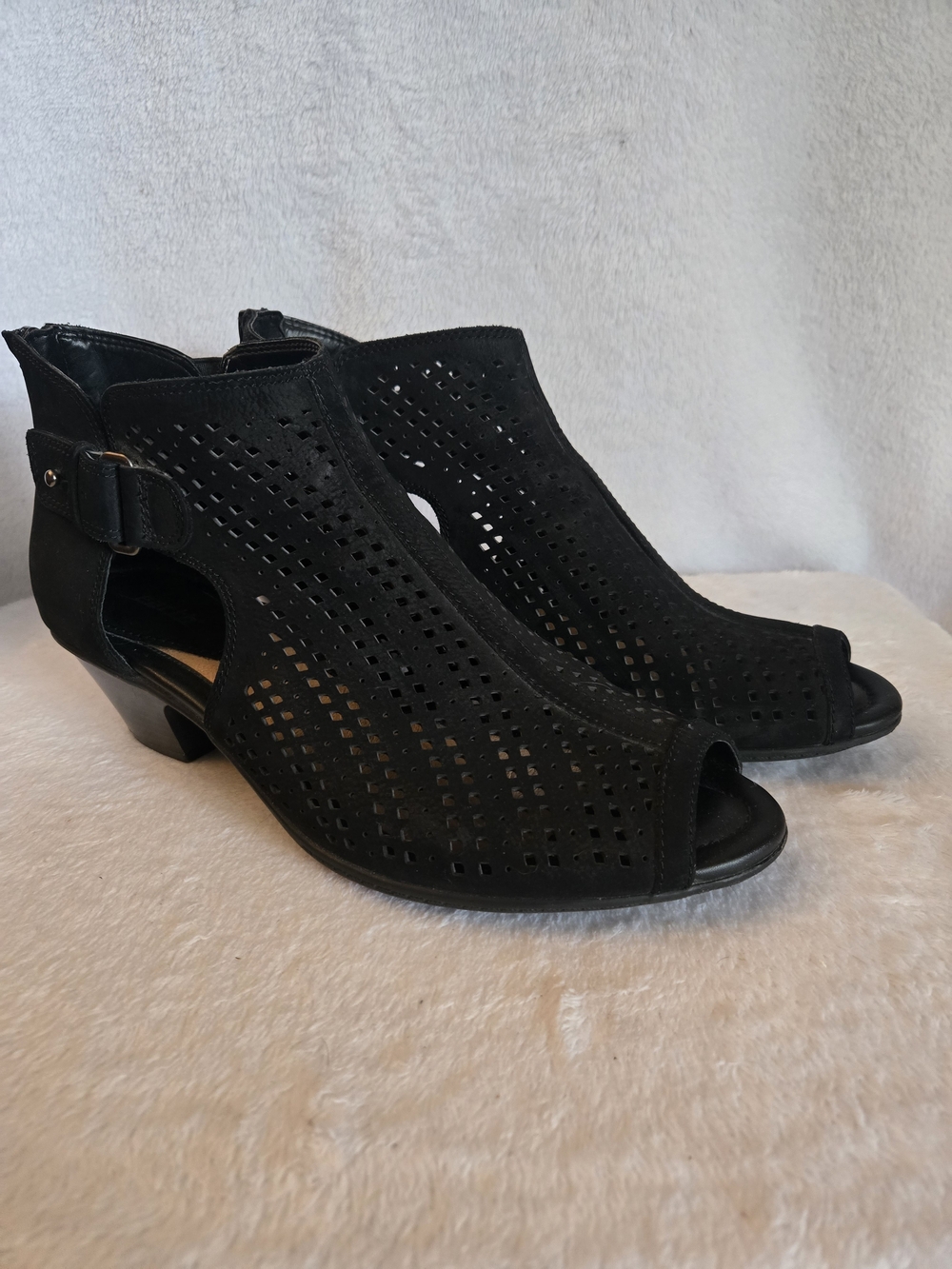 😍Earth "Keri" Black Perforated Peep-Toe Booties
